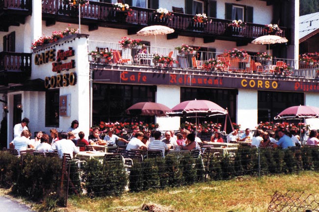 Das Café-Restaurant CORSO in den frühen Jahren nach 1979 mit voller Terrasse