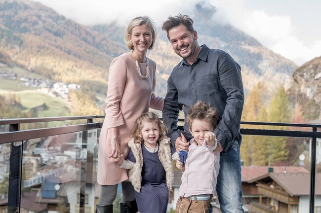 Julia und Markus Lackner mit ihren Kindern über den Dächern von Sölden