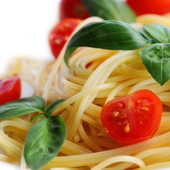 Frische Pasta mit Kirschtomaten und Basilikum