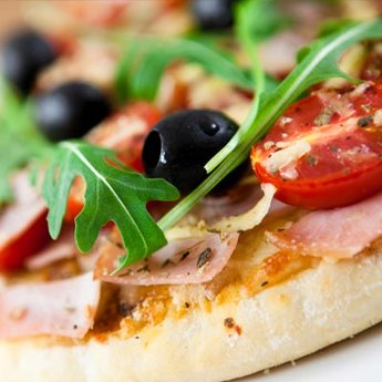 Knusprige Pizza aus Corso's legendärer Pizzakarte
